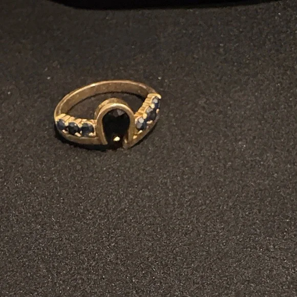 Elegant Gold and Safire Stone Ring